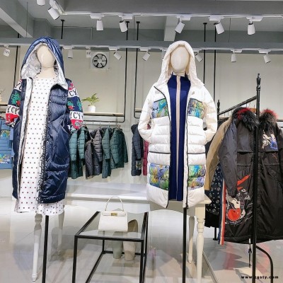 深圳大码女装货源批发【宝莱国际】中老年羽绒服批发货源 广州石井女装尾货进货渠道